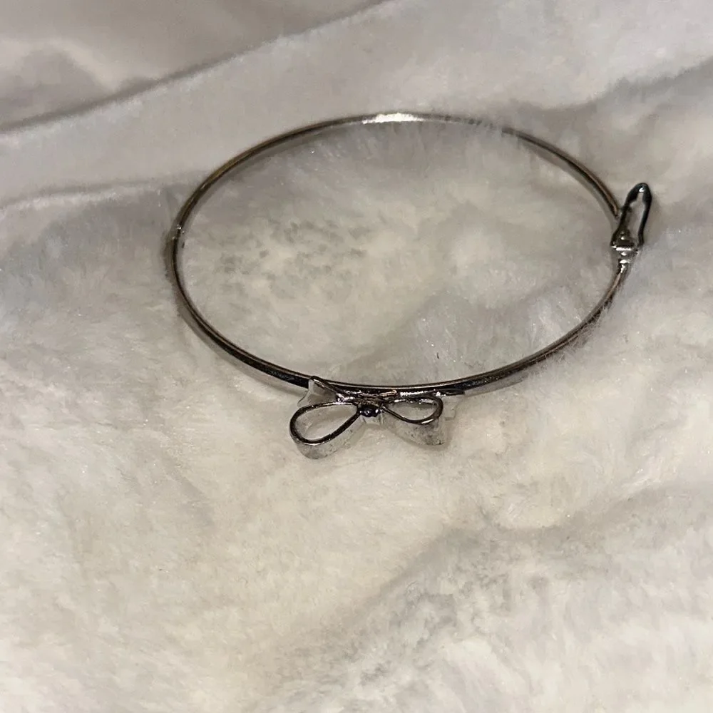 Silver Look Kate Spade Bow Bracelet! - Picture 3 of 7